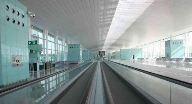 Fotografía de las cintas del interior del dique central de la nueva terminal T1 del aeropuerto de Barcelona-El Prat (Febrero 2009)